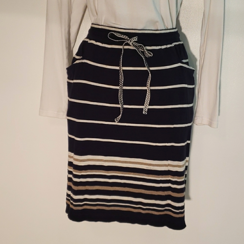 Max Studio  skirt size M.  Excellent  condition